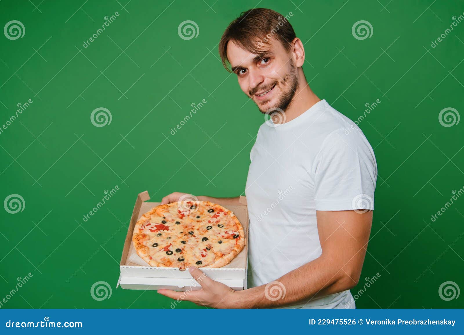 Un Jeune Homme En Chemise Blanche Tient Une Boîte à Pizza Dans Les Mains  Sur Fond Vert Photo stock - Image du gens, caucasien: 229475526