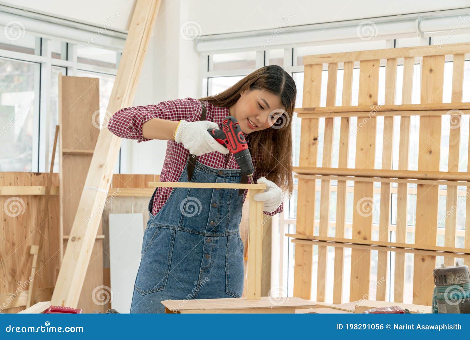 Un Jeune Menuisier F minin S r Utilise Une Perceuse Main Pour