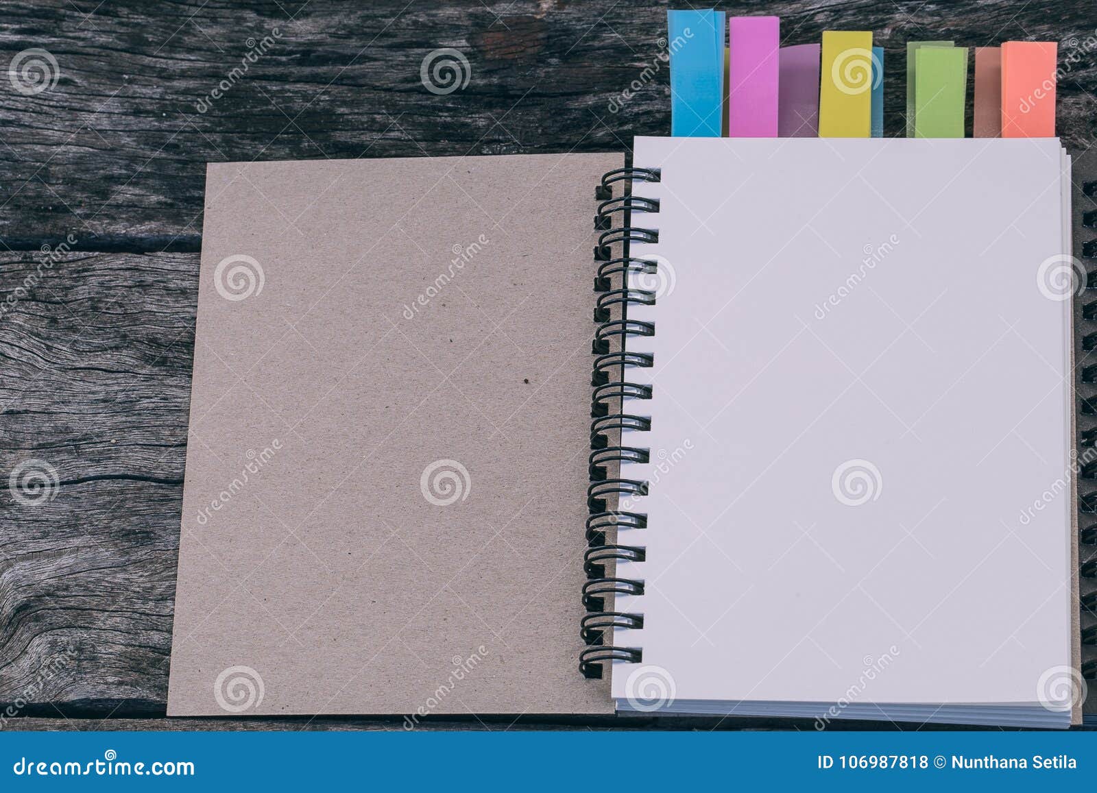 Cahier Vide Avec Des Autocollants Image stock - Image du ouvert