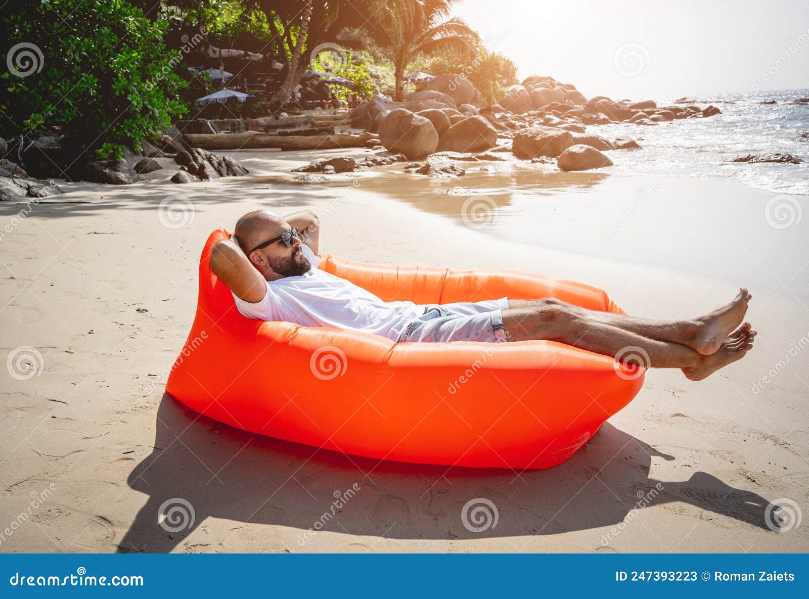 Joven En La Playa Sentado Un Sofá Inflable Imagen de archivo - Imagen de adulto, 247393223