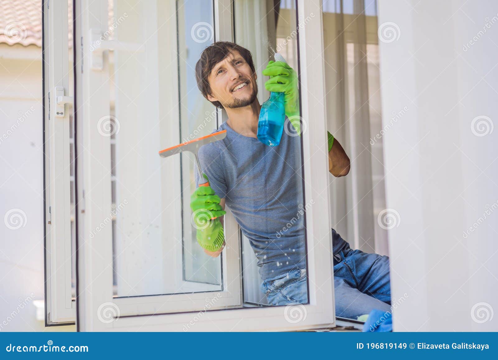 Un Joven Limpiando La Ventana Con Un Limpiador De Ventanas Imagen de  archivo - Imagen de servicio, enjugador: 196819149