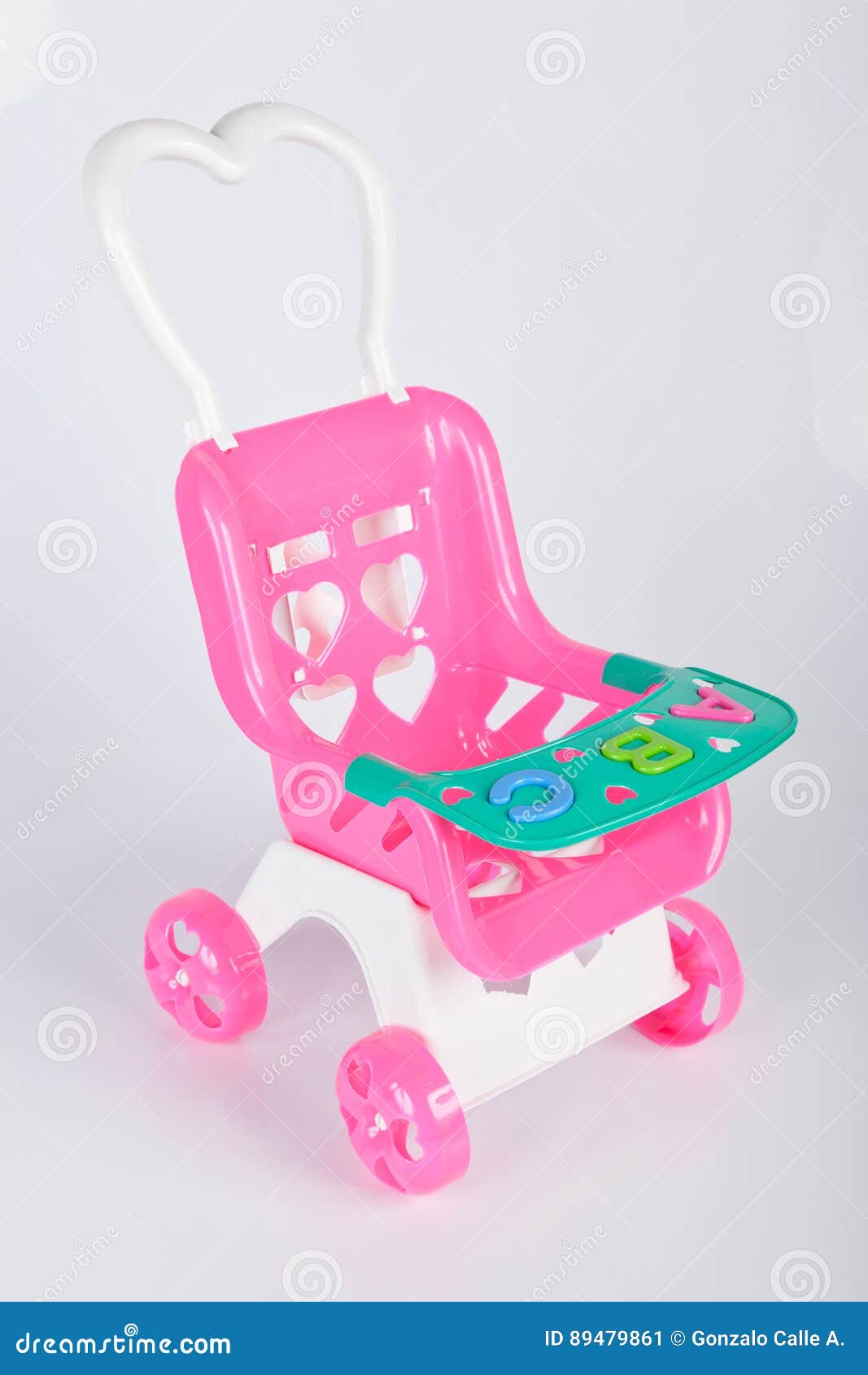 bebe con cochecito de juguete