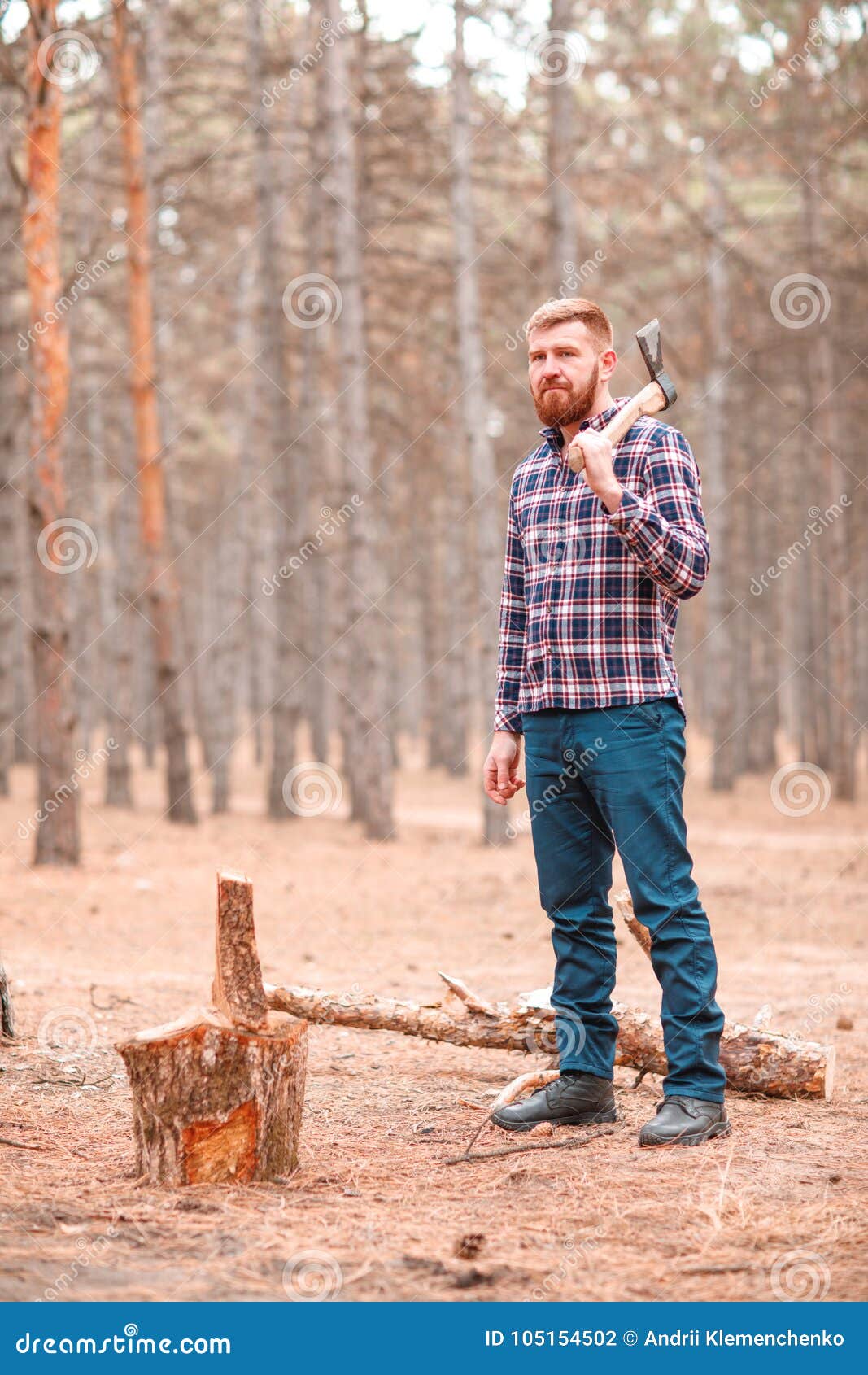 Leñador apoyado en el tronco de madera