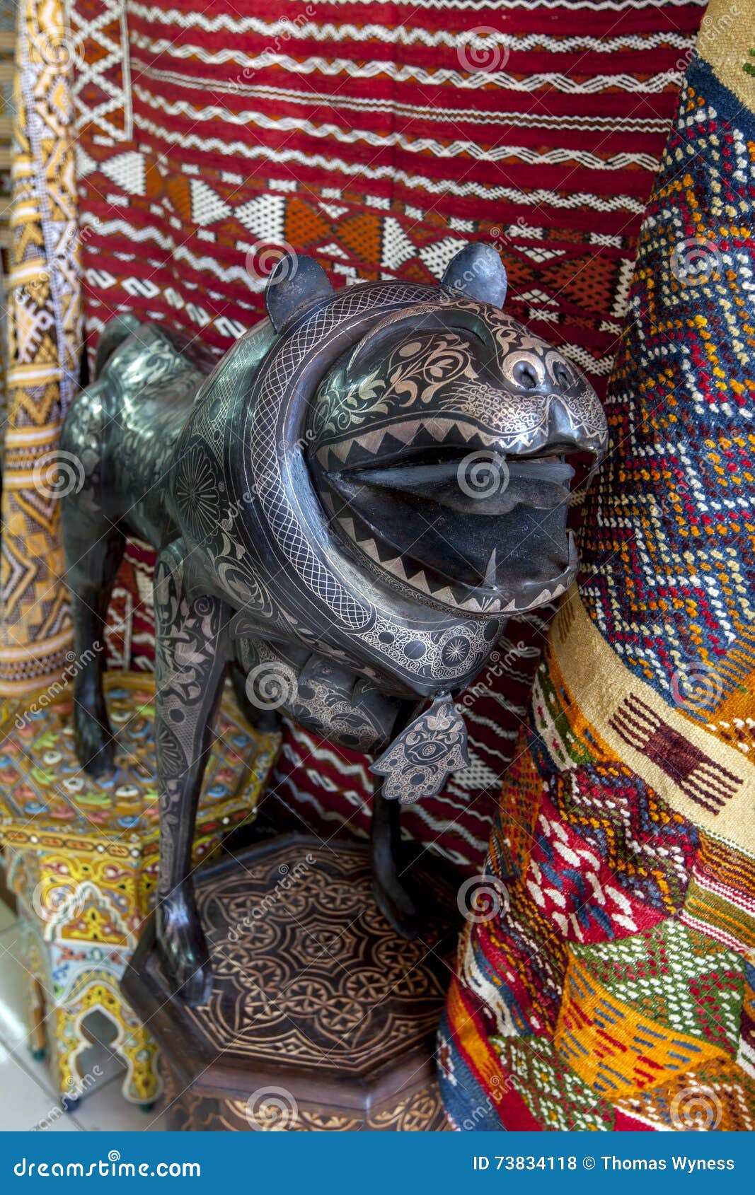 Un leone insolito come l'ornamento con le incisioni delicate da vendere in un negozio in Meknes nel Marocco Meknes è nominato dopo una tribù di berbero che, è stata conosciuta come Miknasa (nome indigeno di berbero: Imeknasen) nei documenti africani del nord medievali Meknes è una delle quattro città imperiali del Marocco ed è stato fondato nel XI secolo