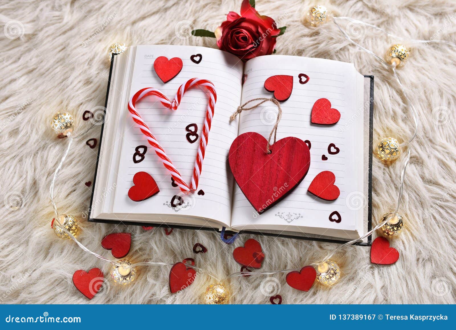 Un Libro Del Amor Para Las Tarjetas Del Día De San Valentín Imagen de  archivo - Imagen de plano, romance: 137389167