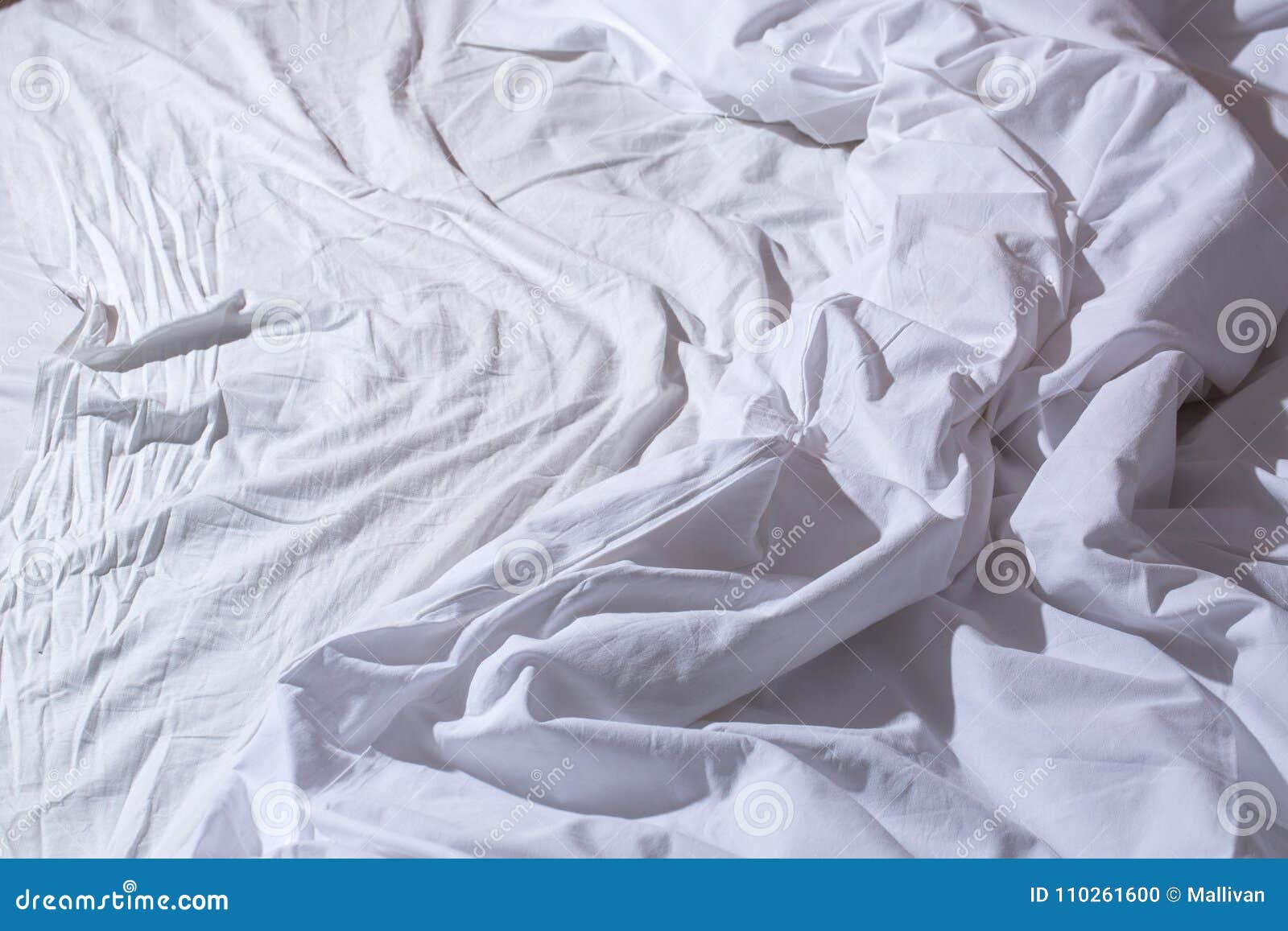 Песня на простыне двое играли. Скомканное одеяло. Кровать белая вид сверху помята. Несколько простынь. Смятая Королевская кровать.