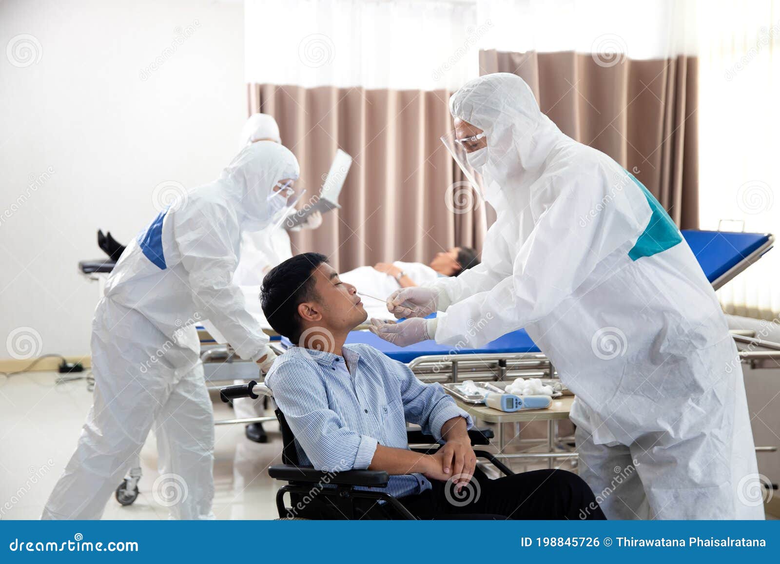 Un Médico Con Ropa De Protección Está Probando Un Virus De Pacientes En Una  Sala De Exámenes De Hospital Foto de archivo - Imagen de ciudad, vietnam:  198845726