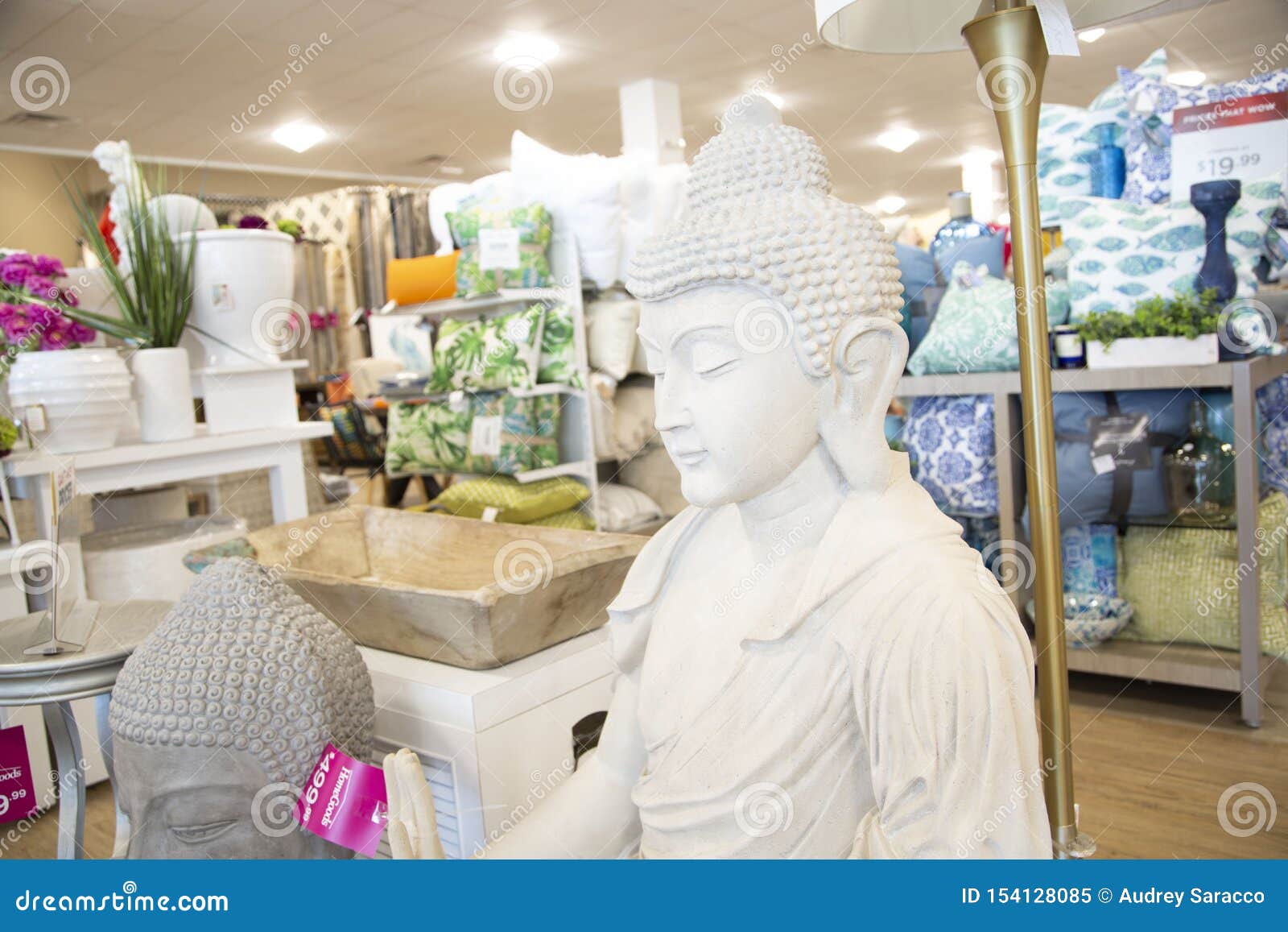 Un Magasin De Décoration à L'intérieur Avec Bouddha Image éditorial - Image  du domestique, glace: 154128085