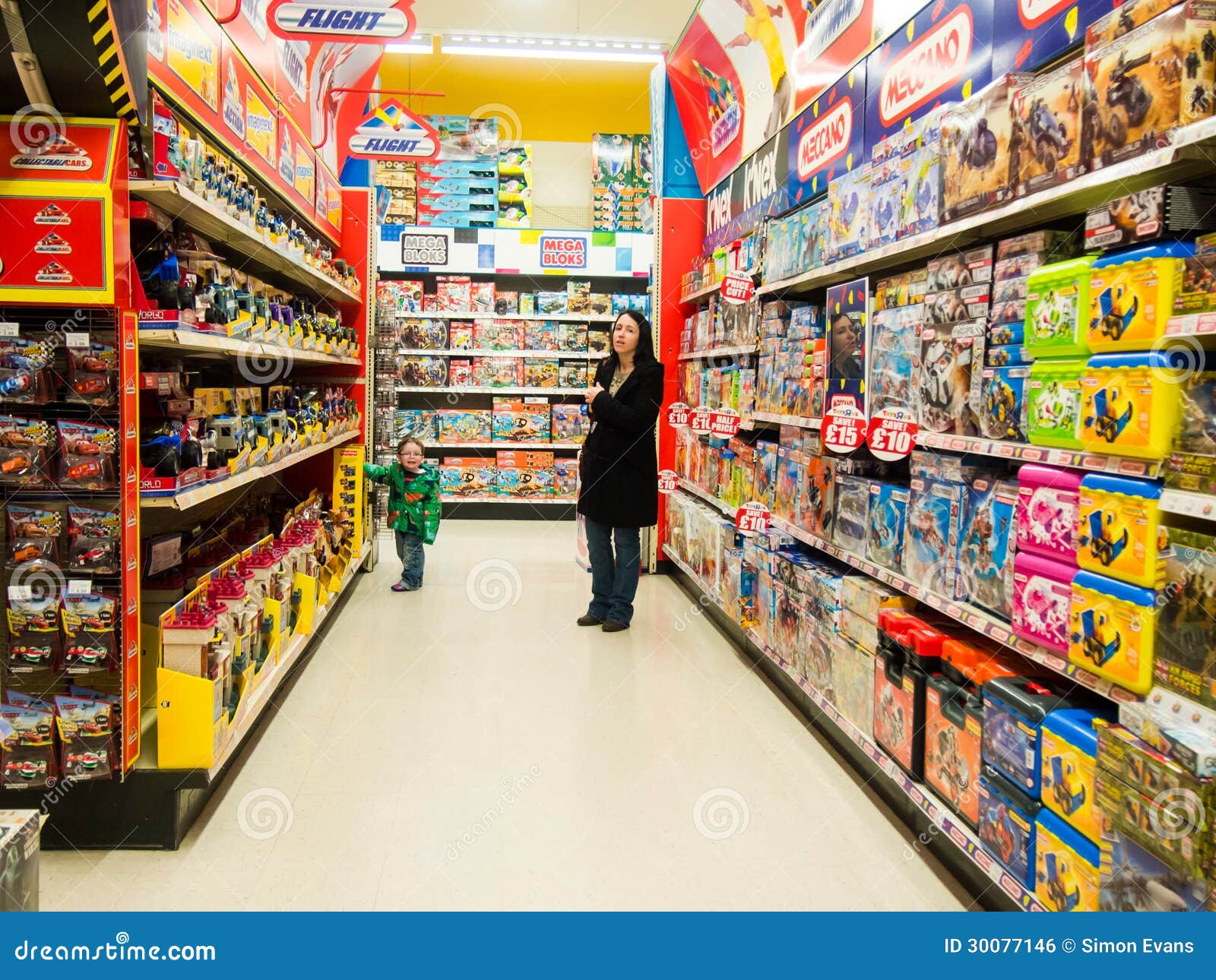 Mère Et Enfant Dans Un Magasin De Jouet Photo éditorial - Image du