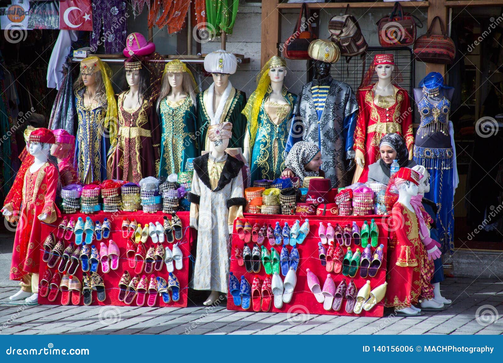 Un Mercado De La Ropa En Estambul Foto editorial - Imagen de objeto, capa:  140156006