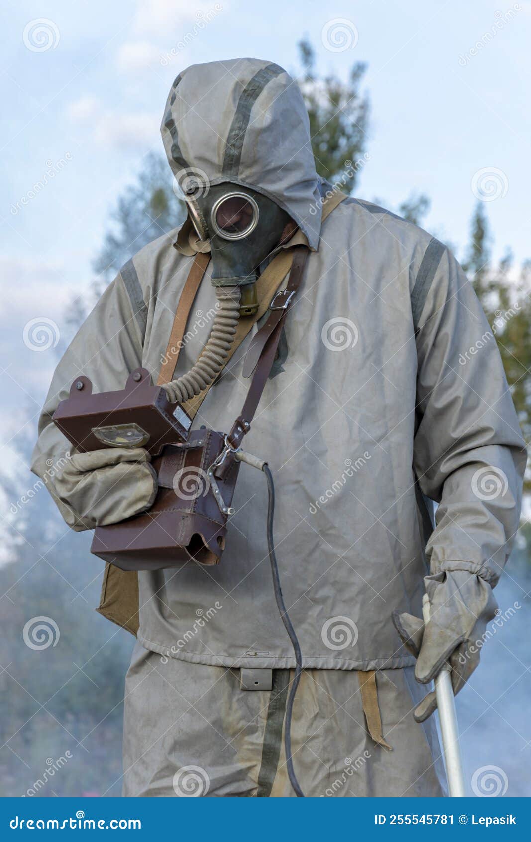 chimique spécialiste porter sécurité uniforme et gaz masque inspecter  chimique fuite dans industrie usine 28132667 Photo de stock chez Vecteezy