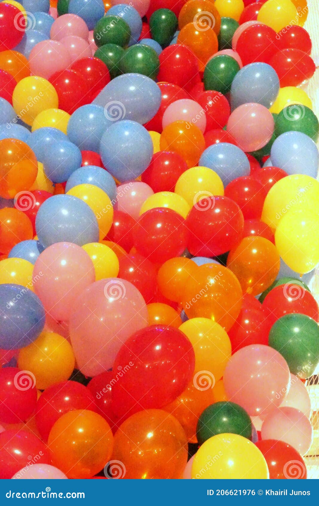 Un Mixte Des Ballons Colorés De Latex Dans Différentes Tailles