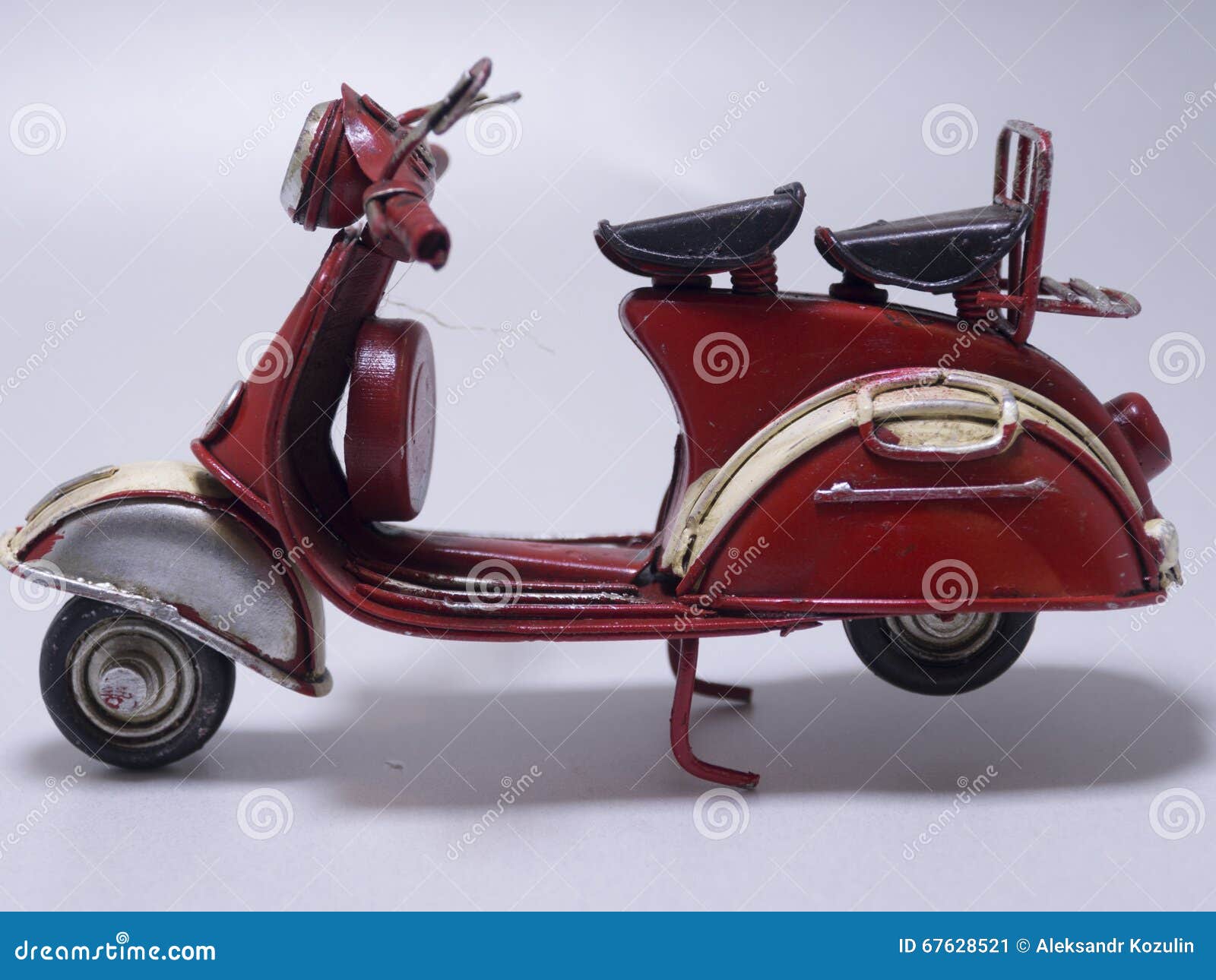 Un Modelo Del Juguete De Una Vespa Cierre Para Arriba Imagen de archivo - Imagen de scooter, aislado: 67628521