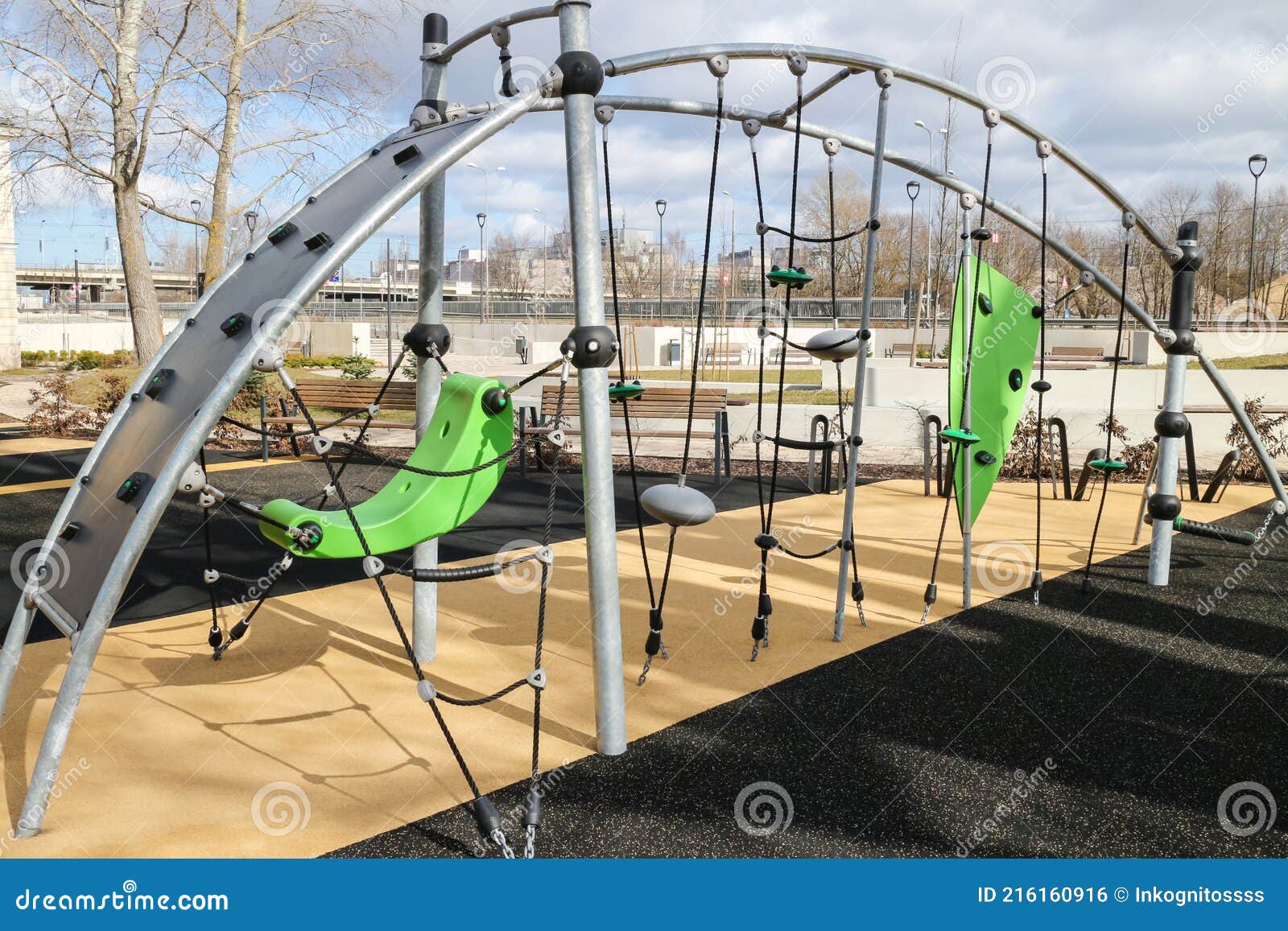 Un Moderno Parque Infantil En El Parque De La Ciudad Para Juegos Y  Deportes. Foto de archivo - Imagen de cabrito, equipo: 216160916