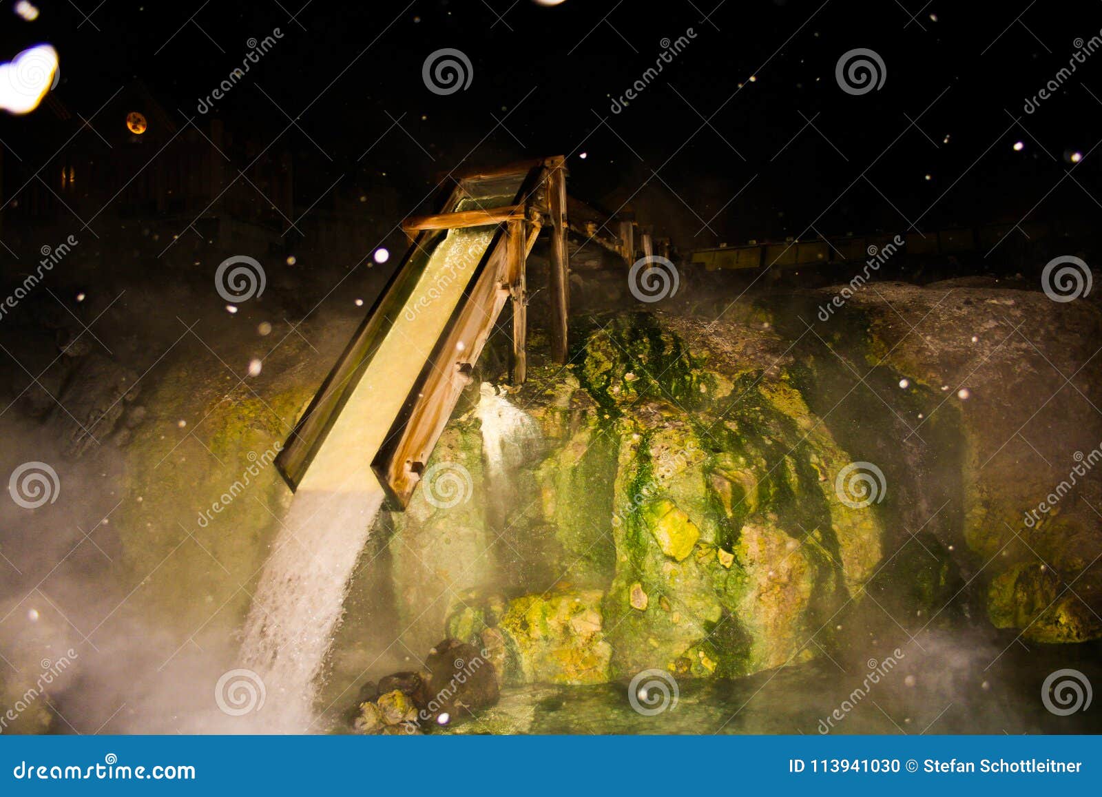 Un Moulin à Eau Japonais Photo Stock Image Du Vert 113941030