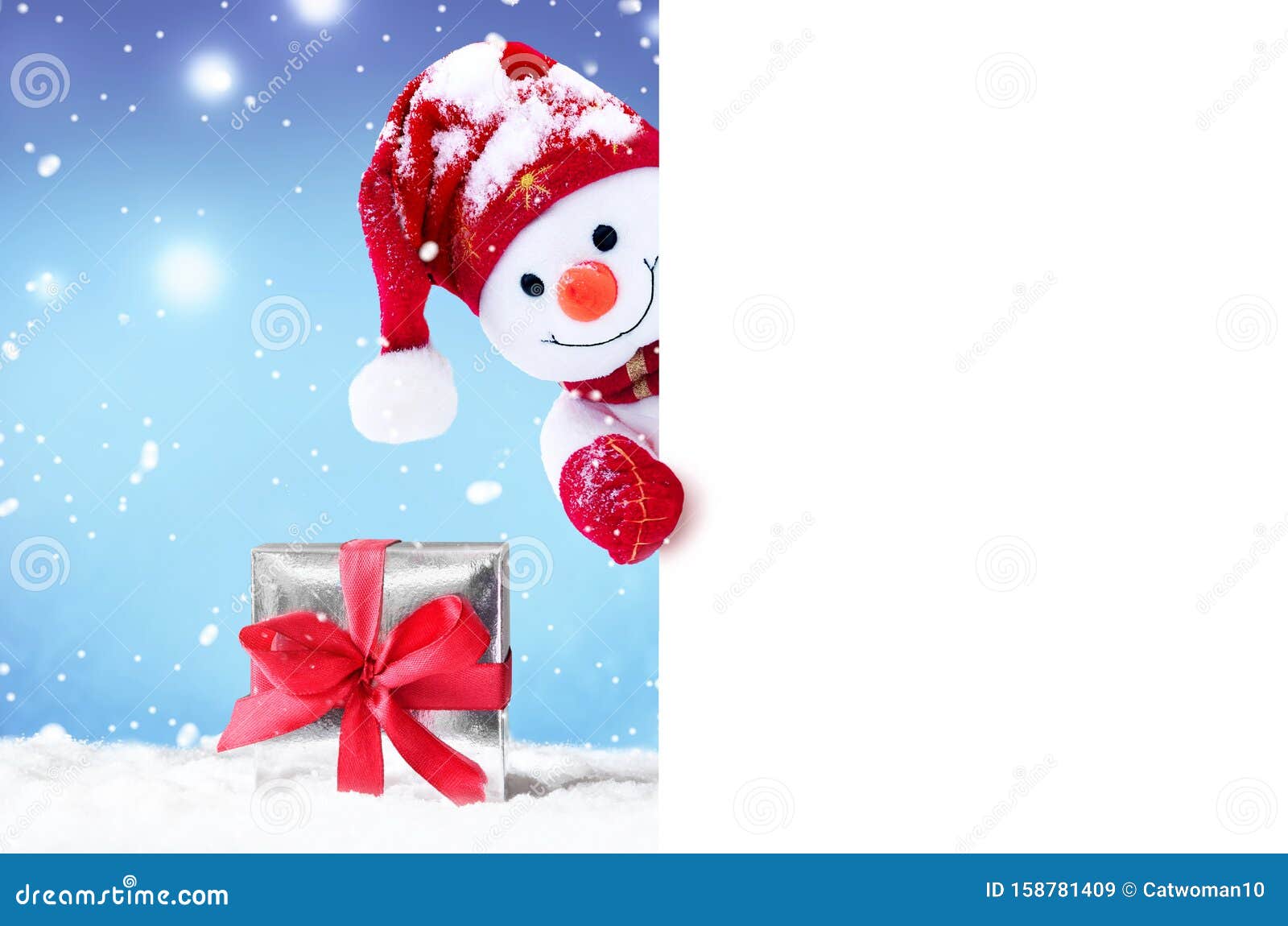 Un Muñeco De Nieve Gracioso Y Corpulento Sosteniendo Una Página Blanca, Saludando Una Tarjeta De Navidad Imagen de archivo - Imagen de corpulento, gracioso: 158781409