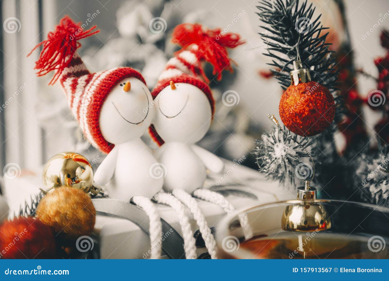 Un Muñeco De Nieve De 2 Juguetes Alrededor De Las Ramas Del árbol Con Una Bola Roja, Decoración Navideña Imagen de archivo - Imagen de alrededor, nieve: 157913567
