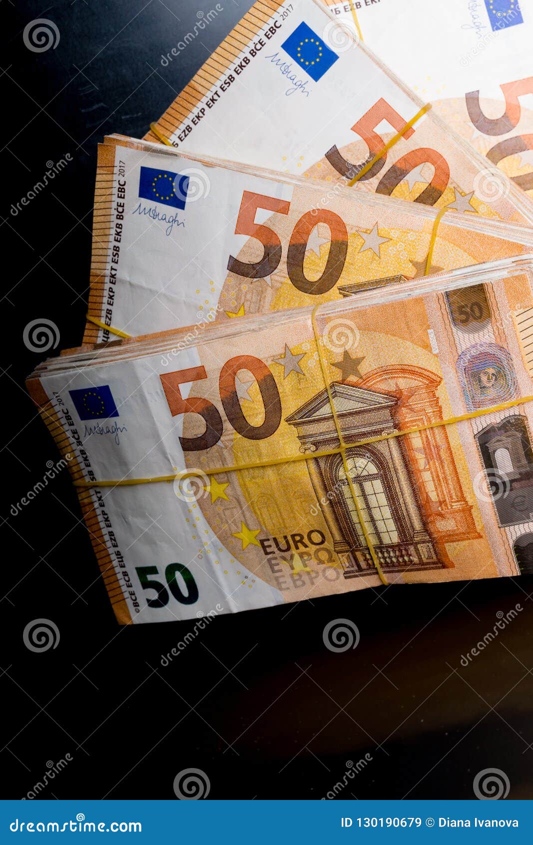 Un Mucchio Dell'euro Reale 50 Nota 50 Euro Banconote Sotto L'elastico  Isolato Sul Nero Un Valore Di Circa 20000 Euro Immagine Stock - Immagine di  fattura, economia: 130190679