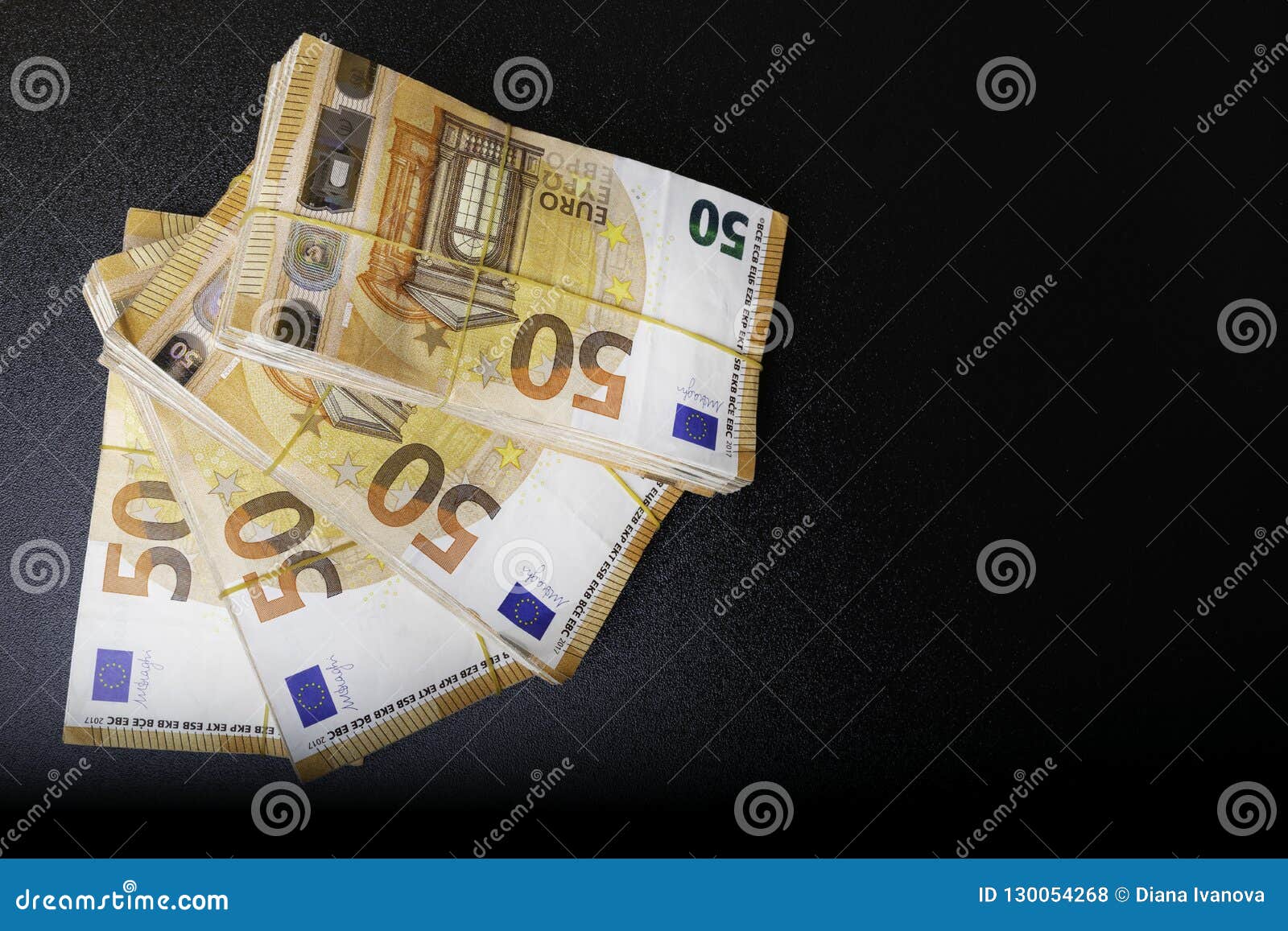 Un Mucchio Dell'euro Reale 50 Nota 50 Euro Banconote Sotto L'elastico Sul  Nero Un Valore Di Circa 20000 Euro Fotografia Stock - Immagine di banconota,  europeo: 130054268