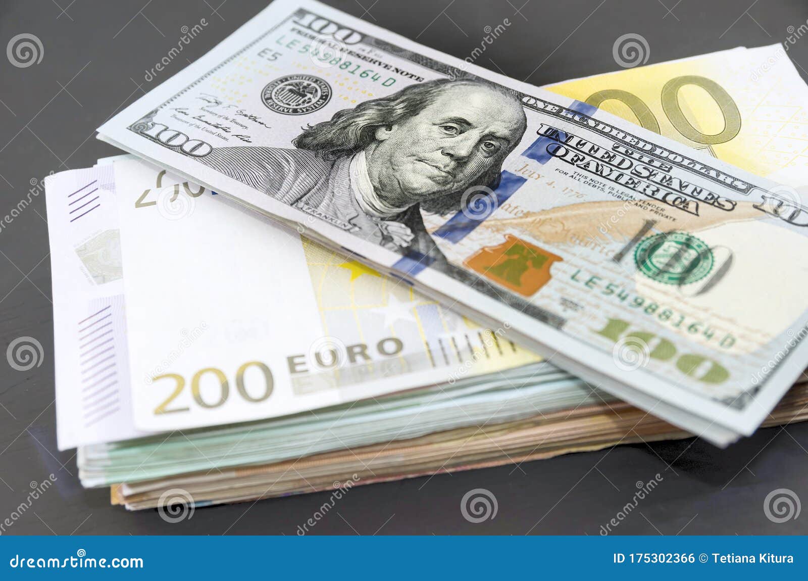 Un Mucchio Di Dollari in Euro. Molti Soldi. Sfondo Nero . Concetto  Aziendale. Fotografia Stock - Immagine di dollari, valuta: 175302366