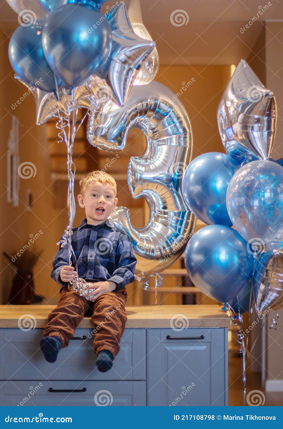 Un Niño De 3 Años Celebra Su Cumpleaños. Globos Azules Y Plateados. Foto de  archivo - Imagen de invierno, cabrito: 217108798