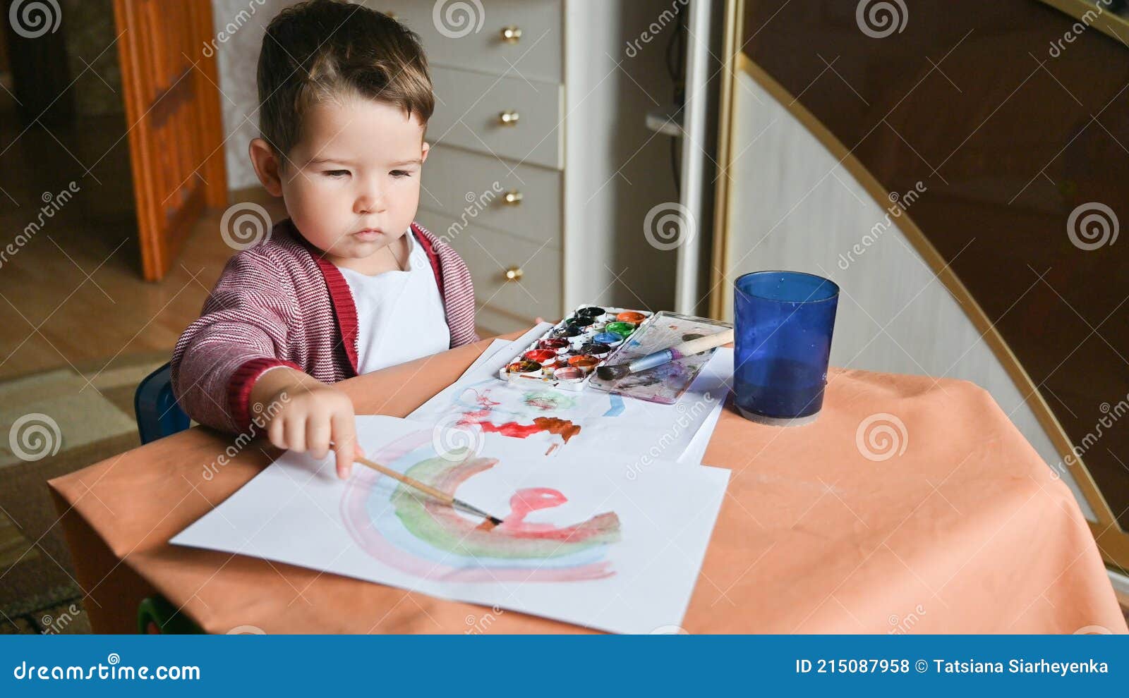 Un Niño De 2 Años Dibuja Un Arcoíris Con Pinturas. Actividades Creativas En  Casa Concepto. Pupitre De Niños Foto de archivo - Imagen de cabrito, lindo:  215087958