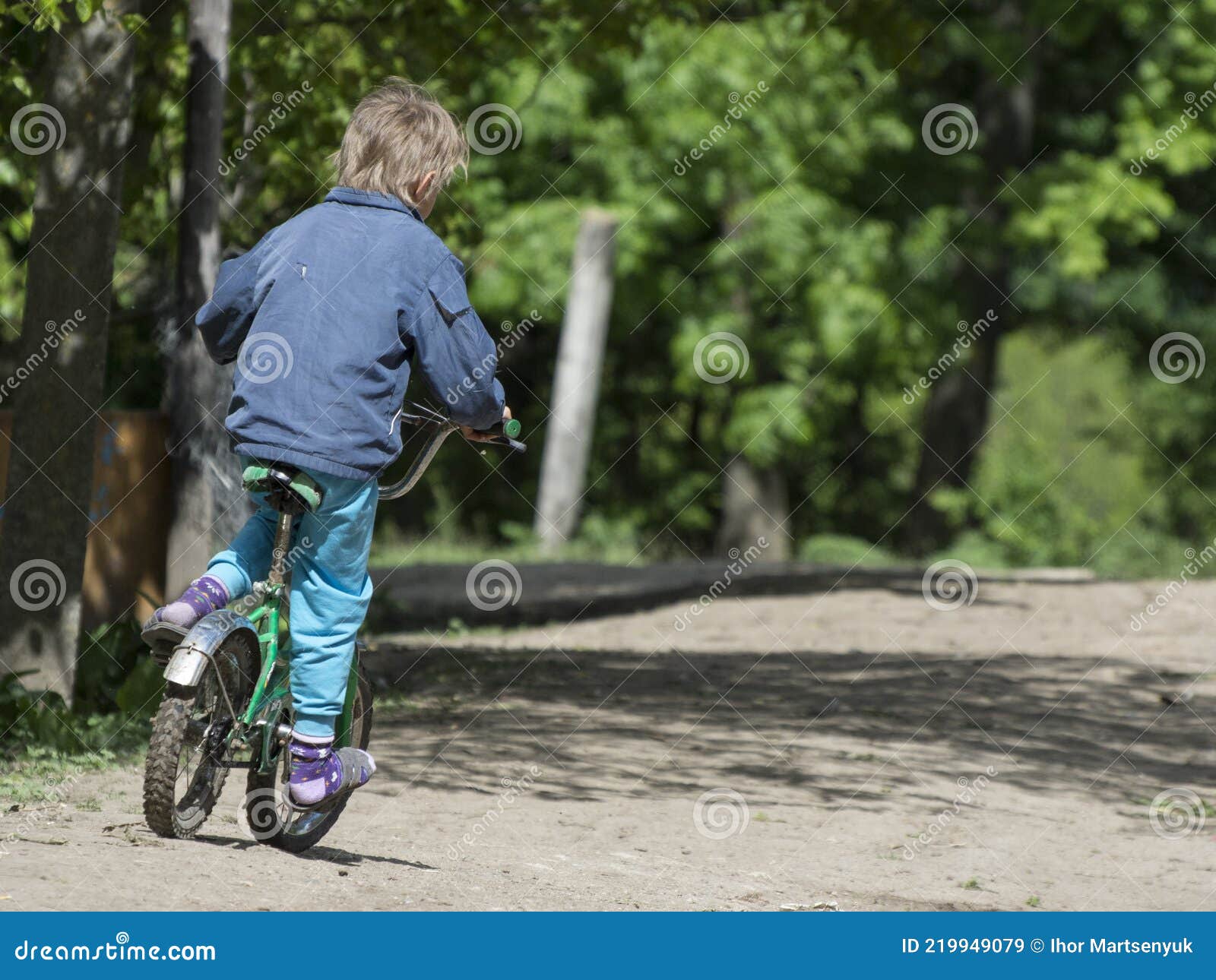 Vacaciones cansada Permiso Un Niño De La Calle En Una Bicicleta. Ropa Sucia Y Rasgada Imagen de  archivo - Imagen de ropas, mendigo: 219949079