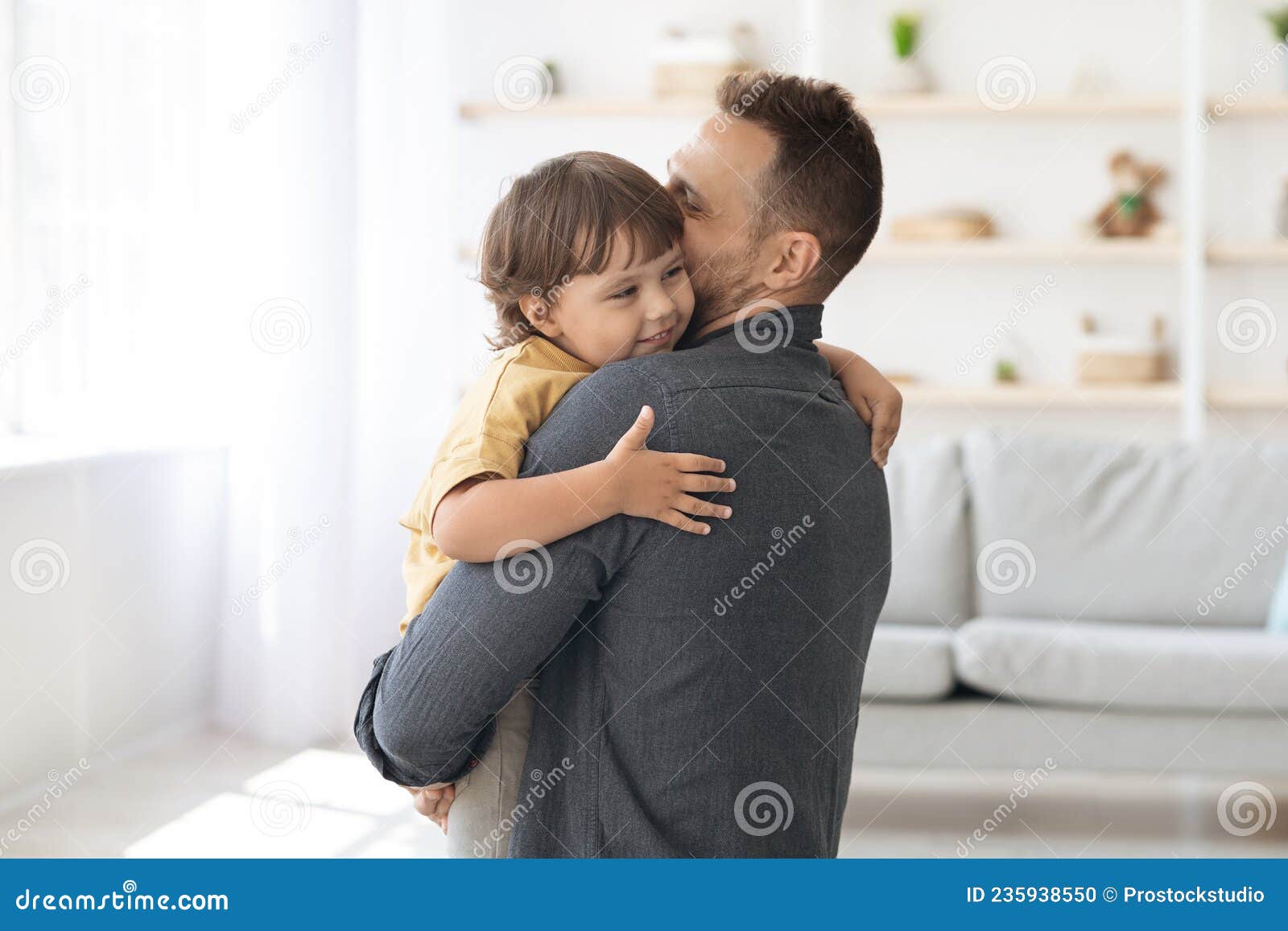 Un Niño Lindo Disfrutando Del Tiempo Con Un Padre Amoroso Que Se Preocupa  De Abrazar Y Besar a Su Encantador Hijo Sujetándolo En L Foto de archivo -  Imagen de afecto, padre: