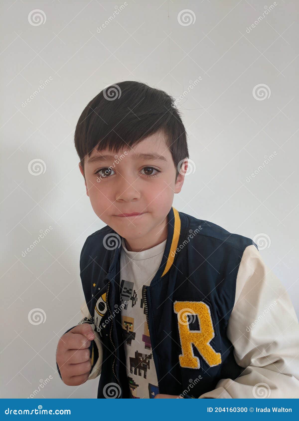 Un Niño Pequeño Con Una Chaqueta Azul Blanca Con Una Postura De Lucha Foto de archivo - Imagen de cabrito, gente: 204160300