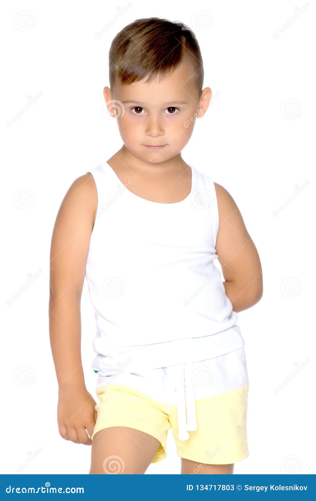 La Camiseta Blanca En Un Niño Pequeño Fotos, retratos, imágenes y  fotografía de archivo libres de derecho. Image 15976600