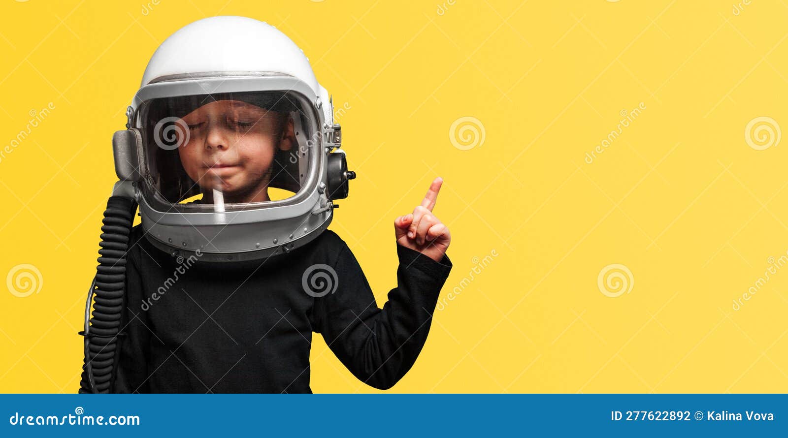 Un Niño Pequeño Quiere Volar En El Espacio Usando Casco Astronauta. Foto de  archivo - Imagen de traje, estudiante: 277622892