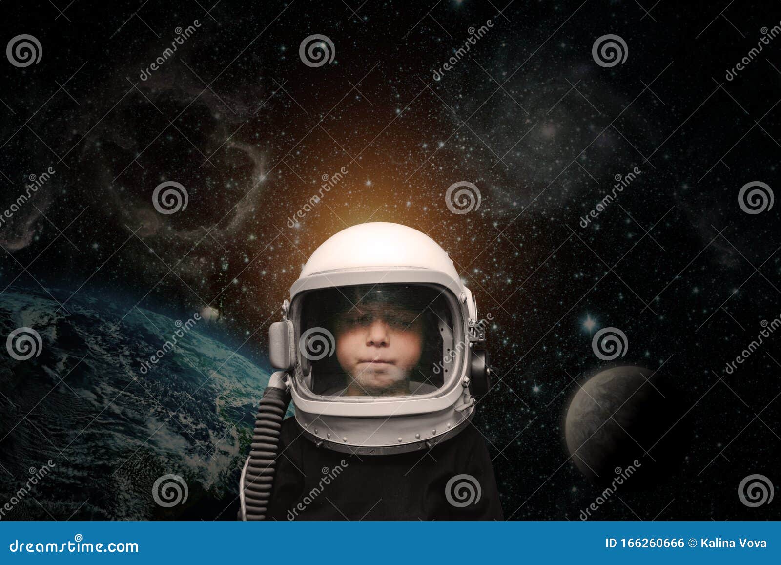Un Niño Pequeño Se Imagina a Sí Mismo Como Un Astronauta En El Casco De Astronauta Foto de archivo - Imagen de logro, casco: 166260666