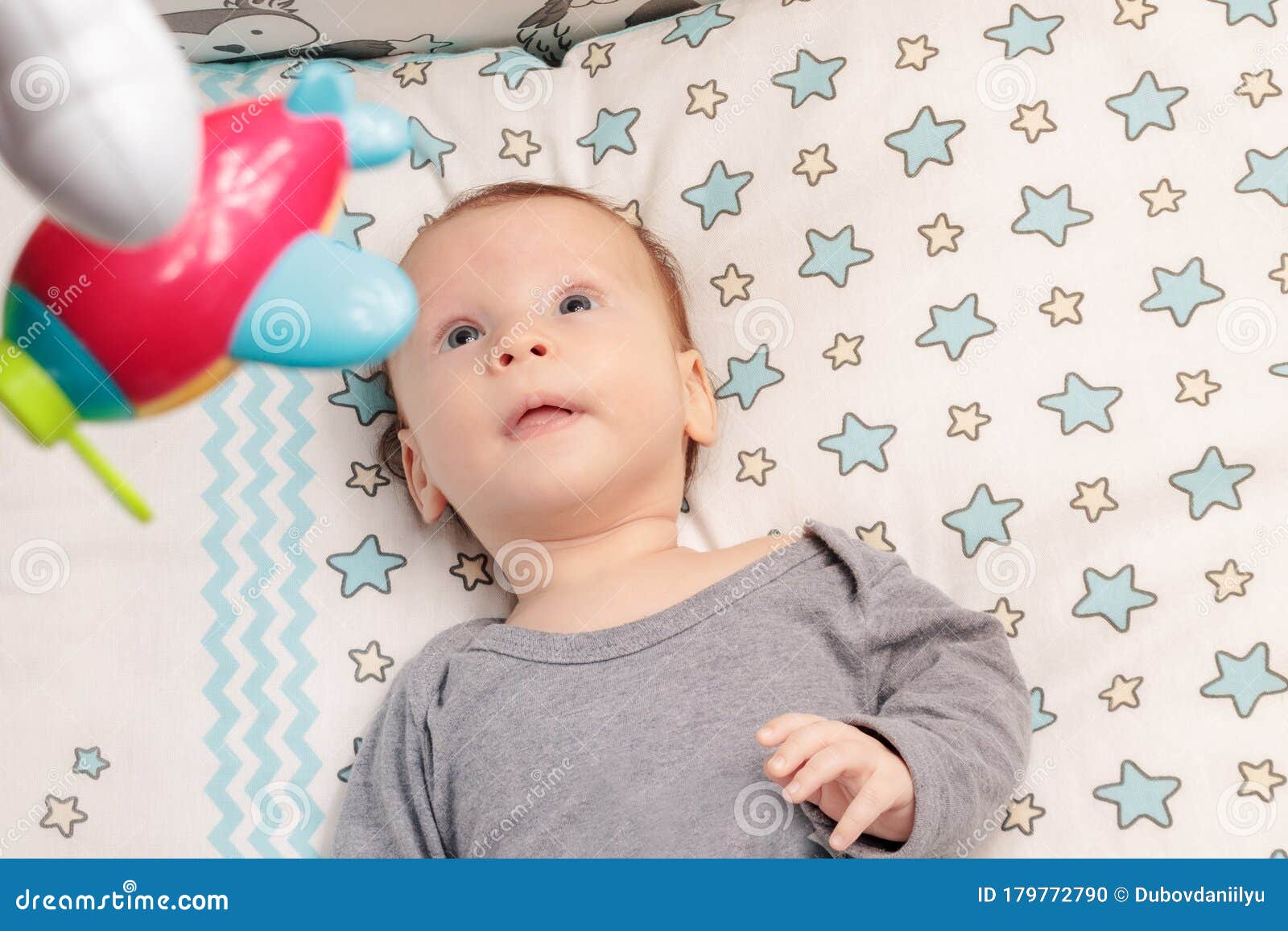 Un Niño Pequeño Y Feliz Está Jugando Con Juguetes Para Recién Nacidos Foto  de archivo - Imagen de tenencia, felicidad: 179772790