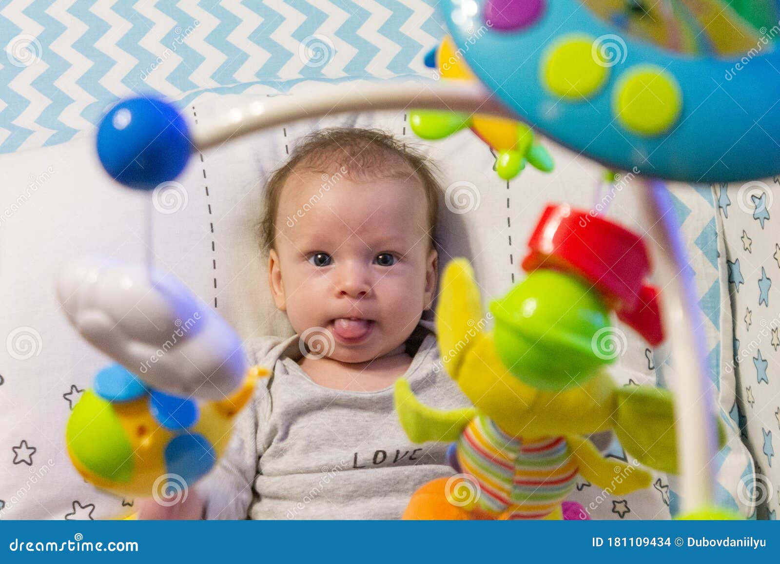 Un Niño Pequeño Y Feliz Está Jugando Con Juguetes Para Recién Nacidos Foto  de archivo - Imagen de amoroso, fondo: 181109434