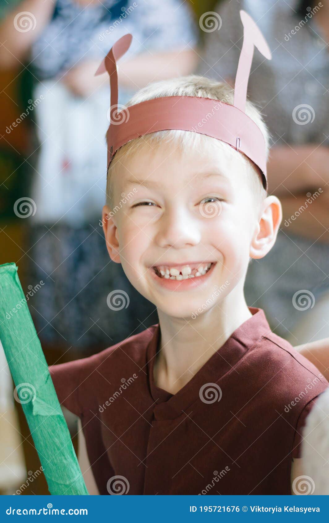Un Niño Vestido De Hormiga En Una Actuación Teatral En La Escuela. Retrato De Niño Foto de archivo - Imagen alegre, sombrero: 195721676