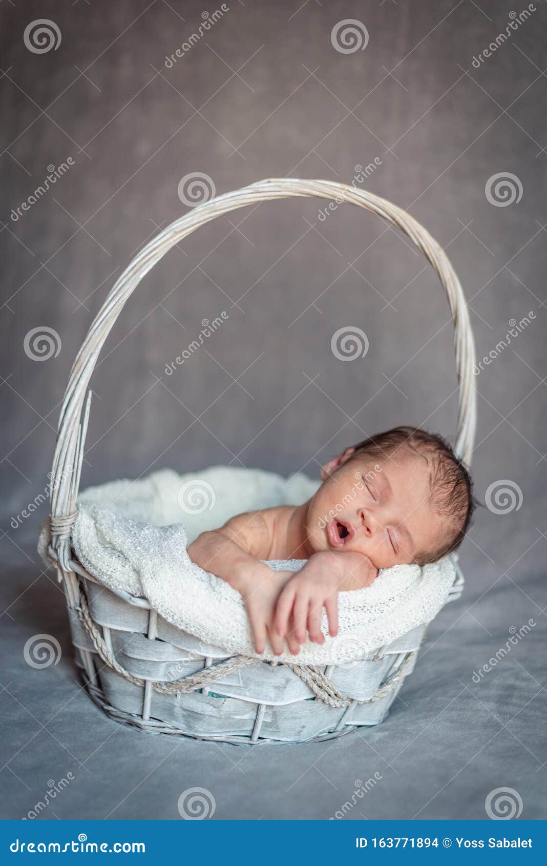 Un Nouveau Ne Dort Dans Un Panier Pendant Qu Elle Dort Concept De Session Nouveau Ne Photo Stock Image Du Fermer Innocence
