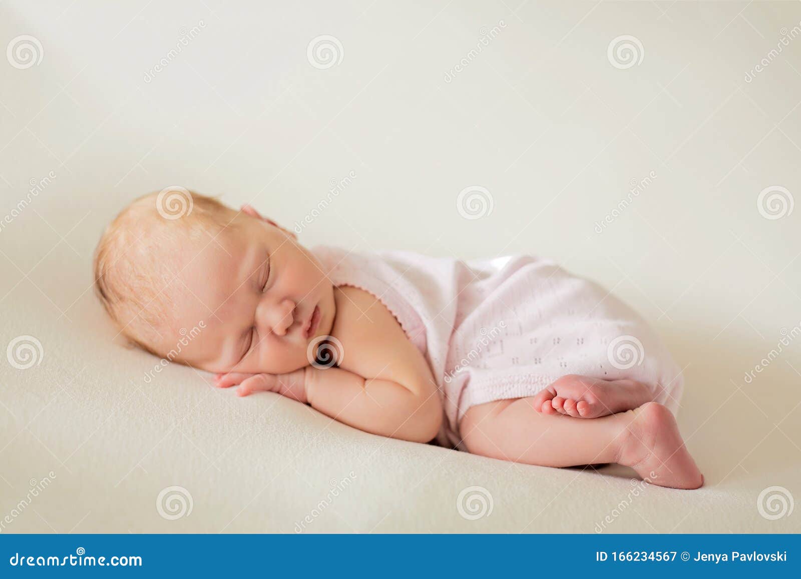 Un Nouveau-né Endormi Sur Une Couverture Modèle D'emballage Des Produits  Pour Bébés Image stock - Image du neuf, childcare: 166234567