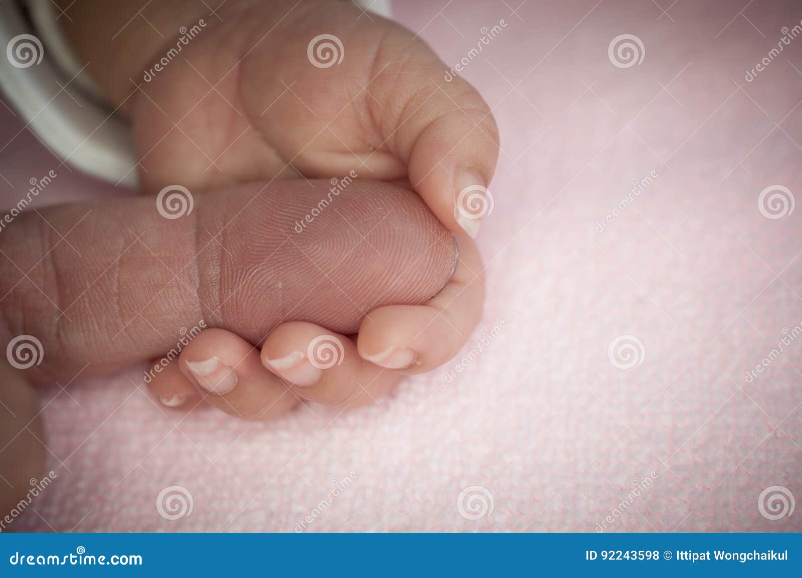 Un Nouveau Pere Tient Sa Main Du S De Bebe De Nourrisson Nouveau Ne Pour La Premiere Fois Parent Tenant La Main De Nouveaux Nes Photo Stock Image Du Pere Mouvement Un Nouveau Pere Tient Sa Main Du S De Bebe De Nourrisson Nouveau Ne Pour La Premiere Fois Parent Tenant La Main De Nouveaux Nes Photo Stock Image Du Pere Mouvement