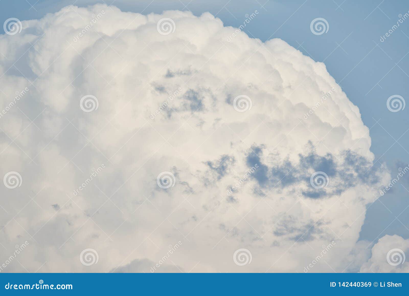 Un nuage formé par coton image stock. Image du formé - 142440369