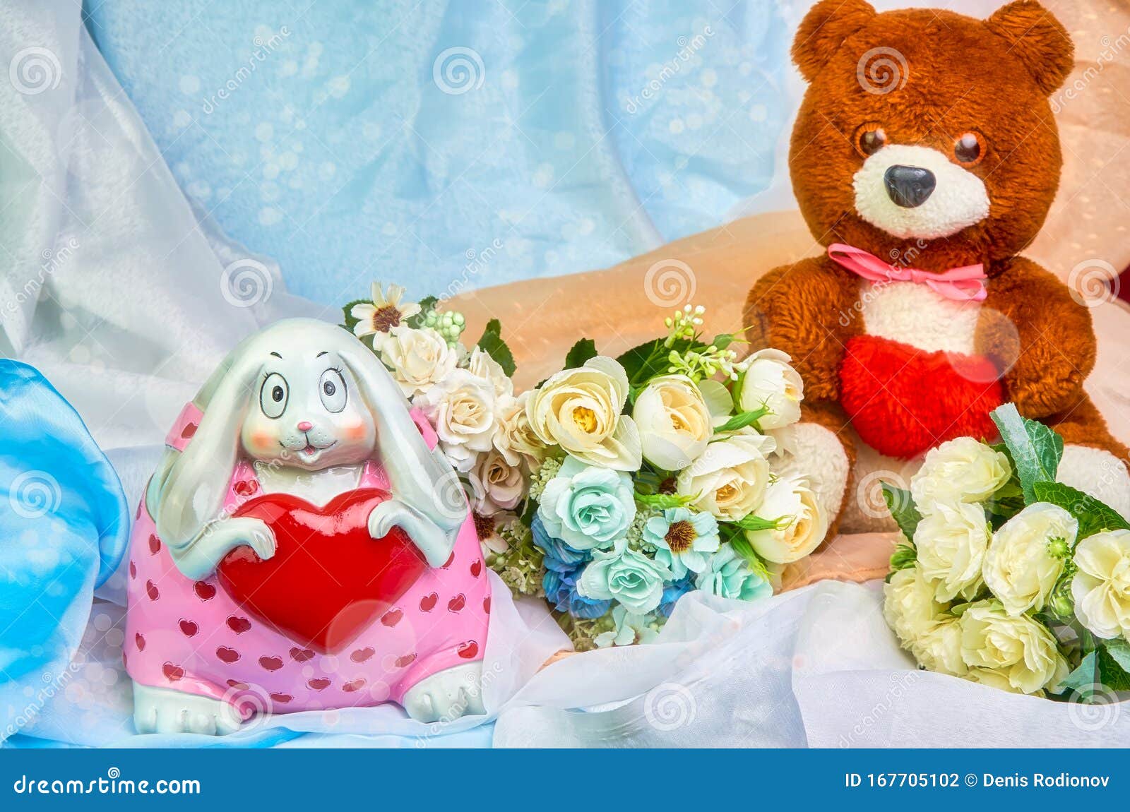 Un Ours En Peluche Avec Un Coeur Rouge Dans Ses Mains, Et Un Lapin Avec Un  Coeur Dans Ses Mains, Un Bouquet De Fleurs Colorées De Photo stock - Image  du mélangé