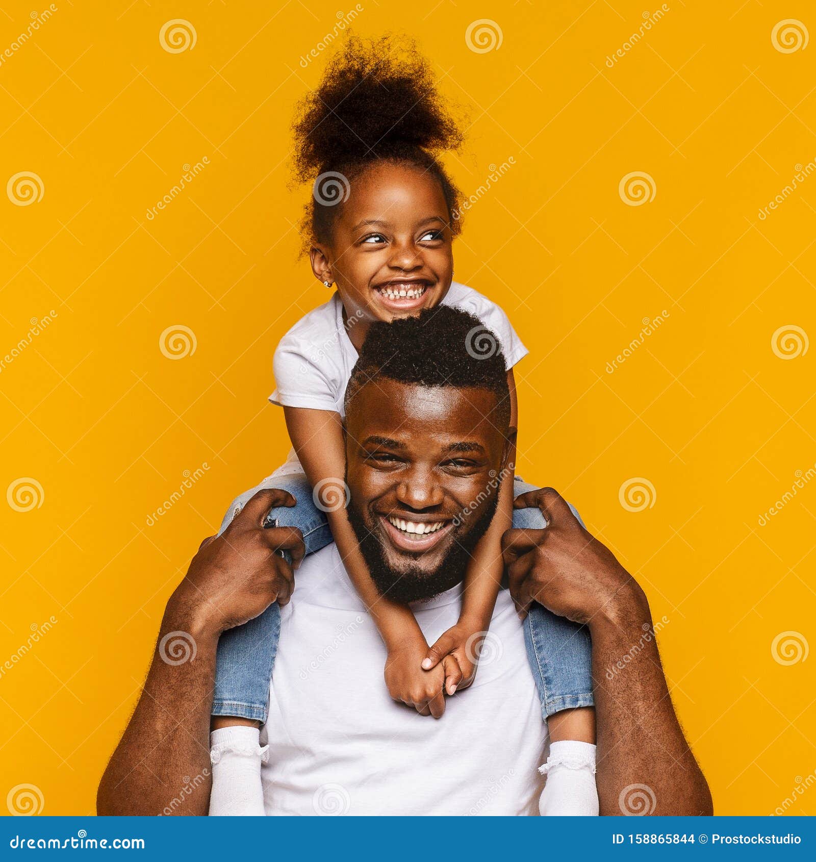 Un PÃ¨re Africain Joyeux Chevauchant Sa Jolie Petite Fille Sur Les Ã©paules  Photo stock - Image du fond, hommes: 158865844