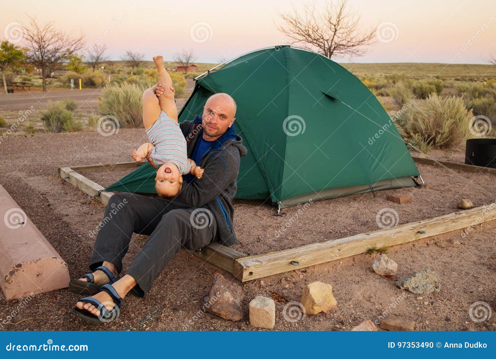 Un Pere Joue Avec Son Fils De Bebe A La Tente Dans Le Terrain De Camping Photo Stock Image Du Camper Famille Un Pere Joue Avec Son Fils De Bebe A La Tente Dans Le Terrain De Camping Photo Stock Image Du Camper Famille