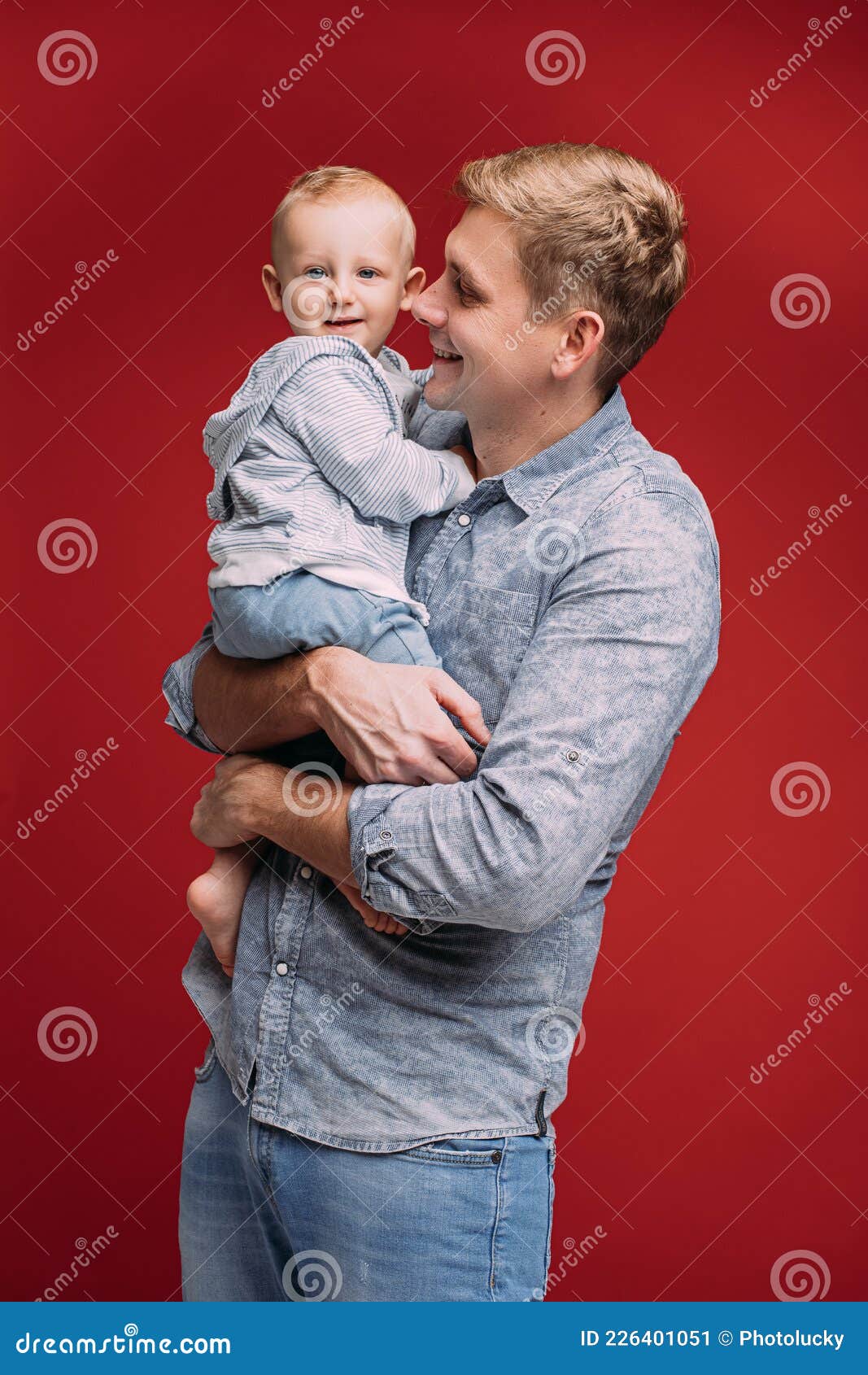 Un Padre Amoroso Con Su Hijo En Brazos. Imagen de archivo - Imagen de  felicidad, descendiente: 226401051