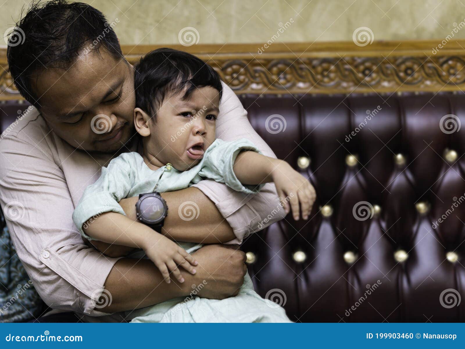 Un Padre Amoroso Trató De Consolar a Su Mocoso Hijo En Casa Foto de archivo  - Imagen de hombre, asustado: 199903460