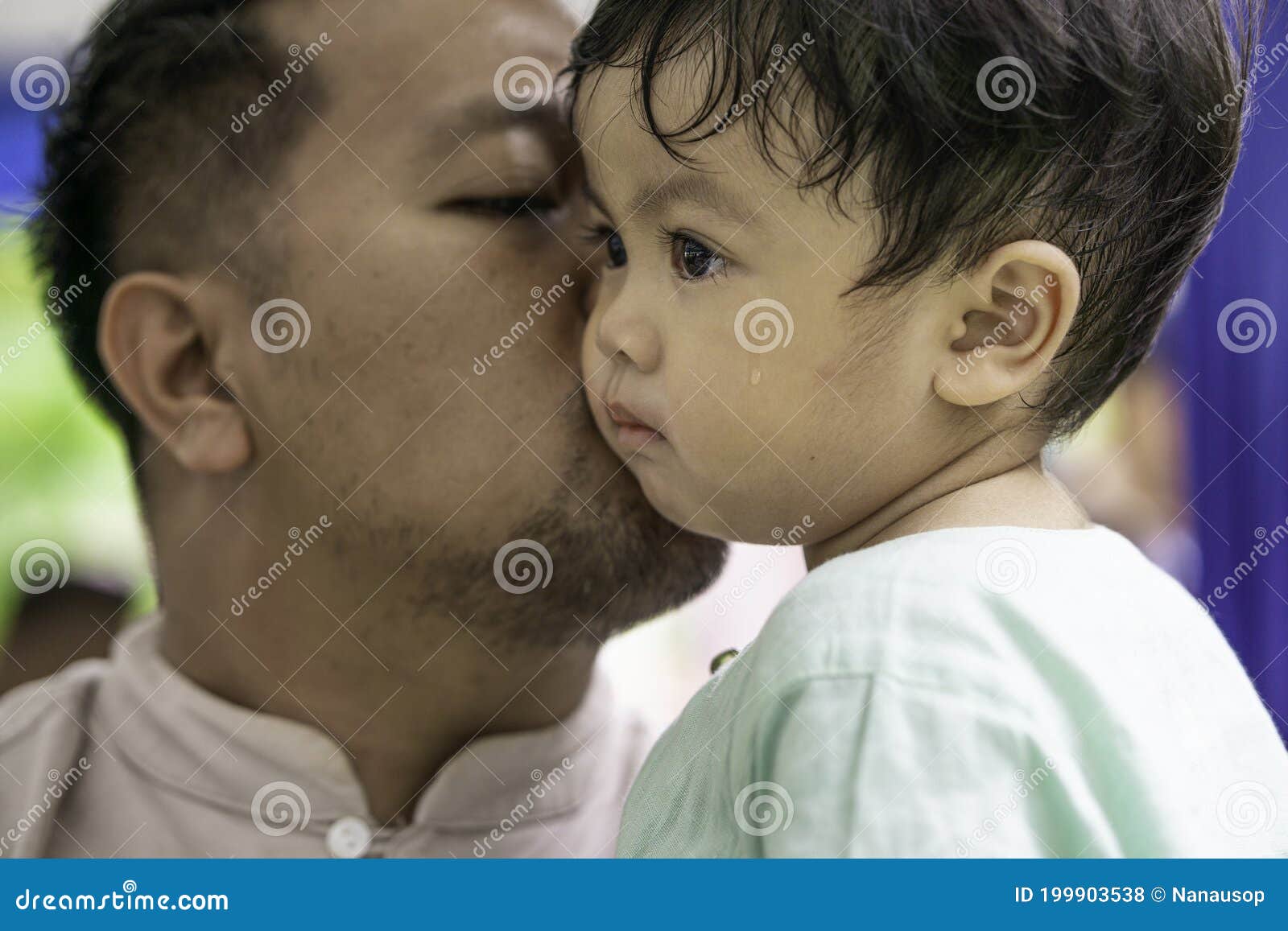 Un Padre Amoroso Trató De Consolar a Su Mocoso Hijo En Casa Foto de archivo  - Imagen de gente, abrazo: 199903538