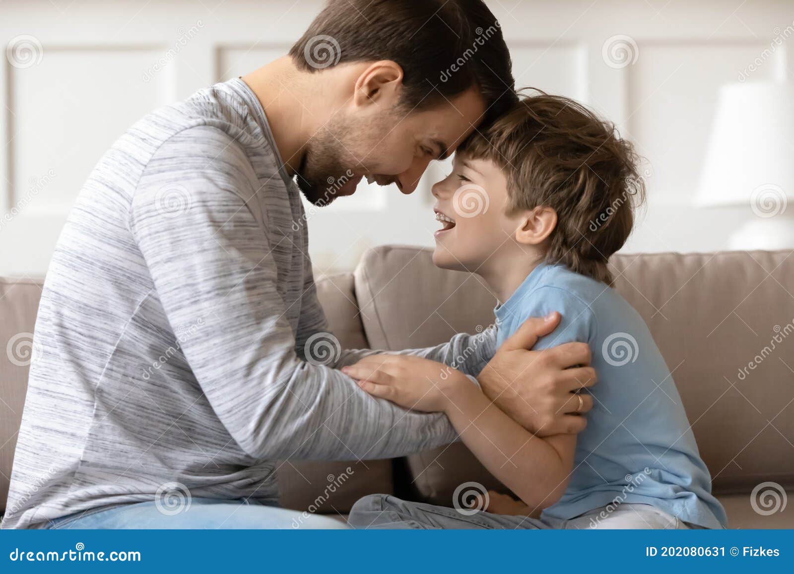 Un Padre Amoroso Y Muy Feliz Y Un Hijo Pequeño Tocando La Frente  Divirtiéndose Imagen de archivo - Imagen de custodia, cabrito: 202080631