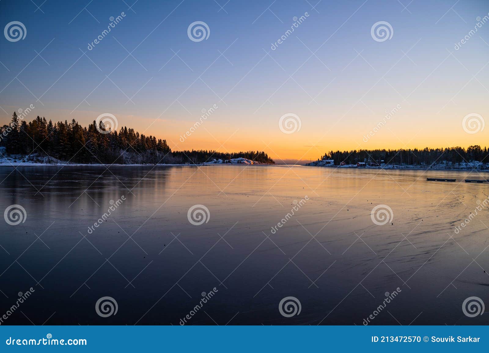 Un Tranquilo Paisaje Invernal De Costa Helada En Un Clima Frío Con