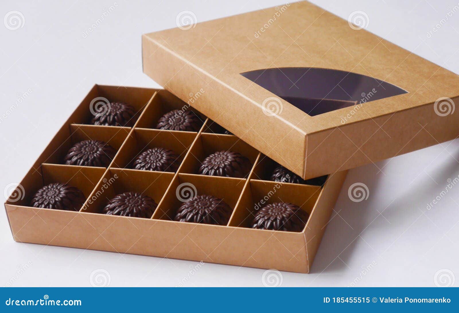 Un Paquete De Chocolates En Forma De Flor Imagen de archivo - Imagen de  caramelo, detalles: 185455515