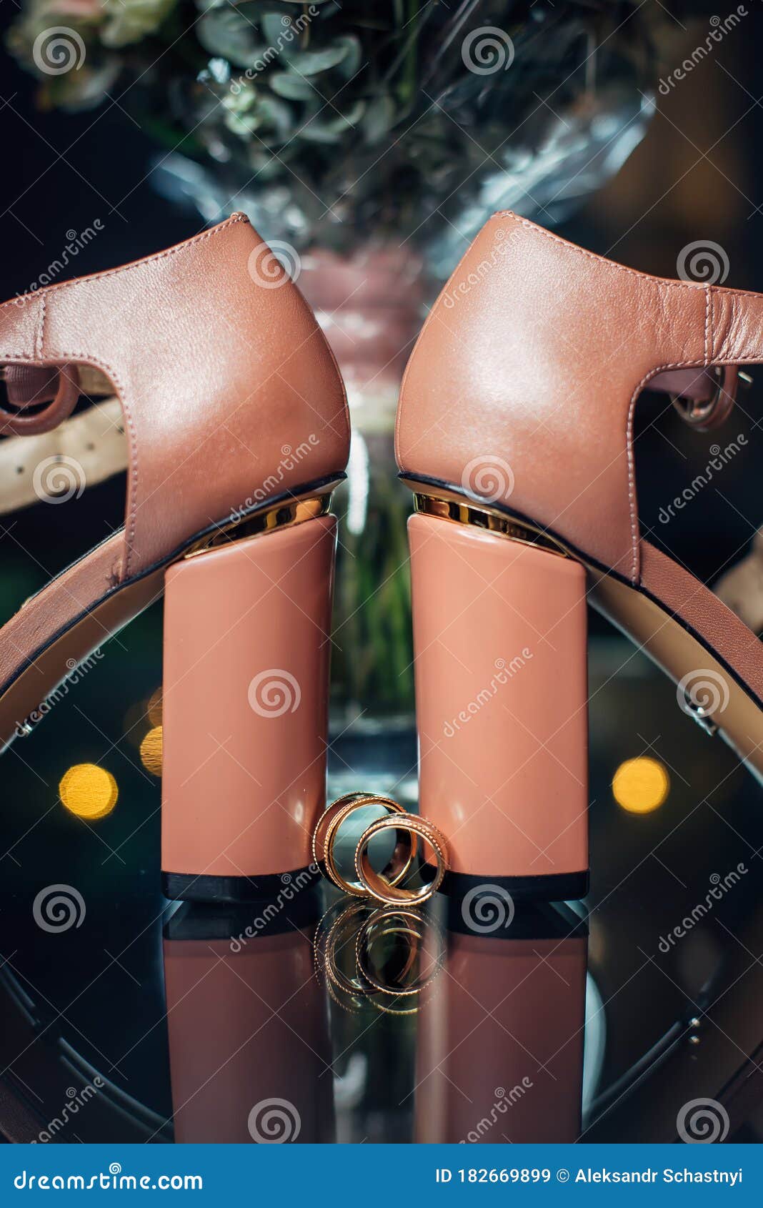 Un Par De Anillos De Dorados Entre Tacones De Zapatos De Novia. Antecedentes De Boda. Reflexión De Selectivo so Imagen archivo - Imagen de encanto, ropa: 182669899
