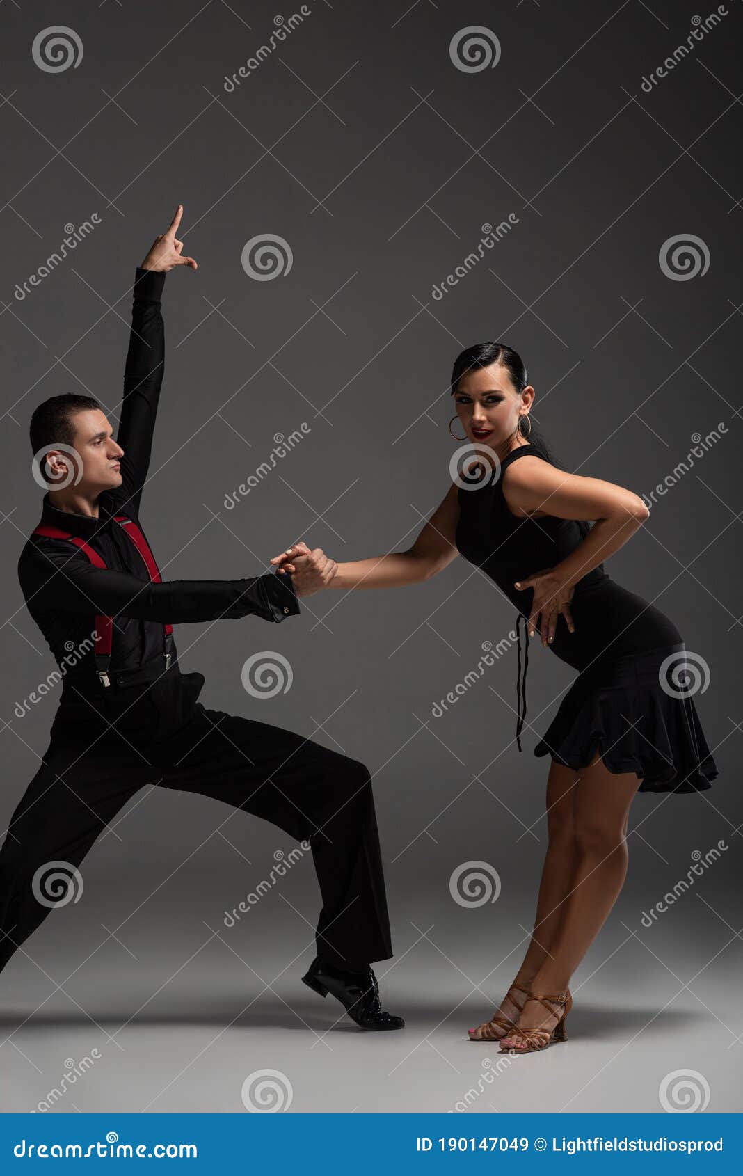 Un Par De Bailarines Con Ropa Negra Tocando Tango Con Fondo Gris Imagen de  archivo - Imagen de funcionamiento, arte: 190147049